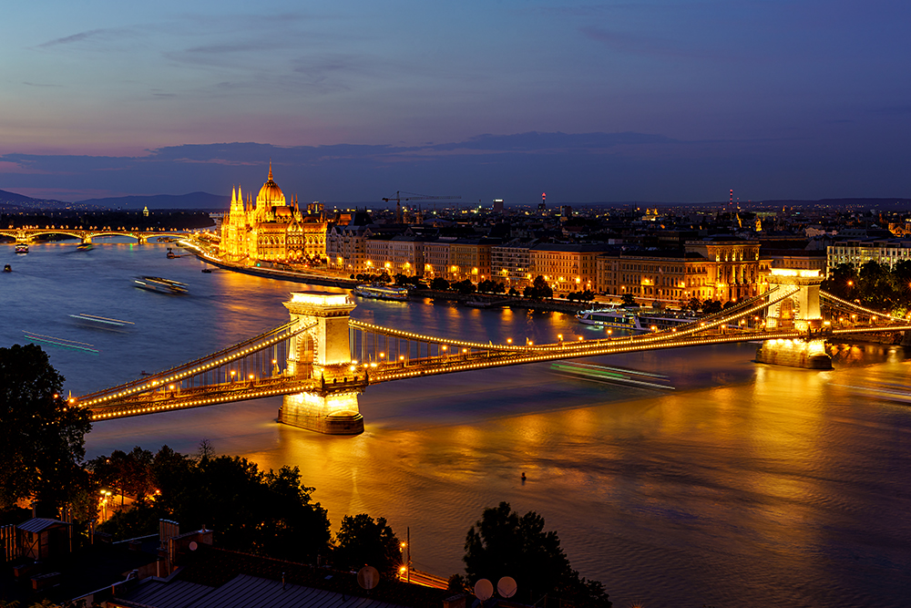 abendlicher-ausblick-zum-parlamentsgebaeude-in-budapest